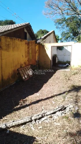 Terreno com natureza preservada.