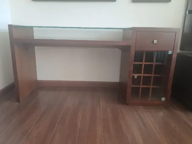 APARADOR COM TAMPO DE VIDRO E ADEGA