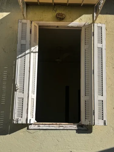 Janelas de madeira maciça ?demolição ?