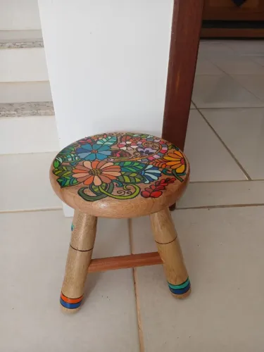 Banquinho de madeira com arte