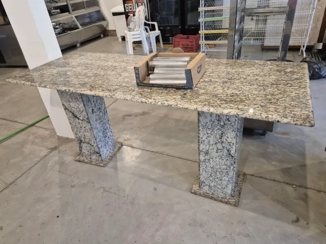 Mesa em granito