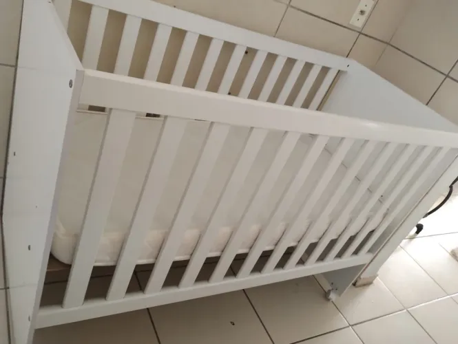 Vende-se berço de bebê