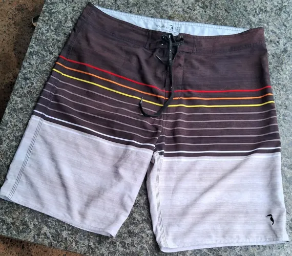 Bermuda original bem conservada