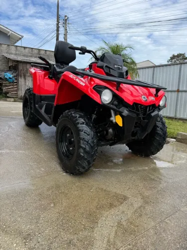 Quadriciclo can am 570 