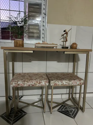 Aparador industrial com 2 puffs