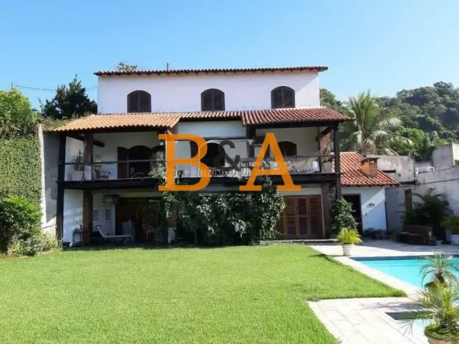 Casa Triplex com Vista para o Pão de Açúcar, Piscina e Potencial Comercial