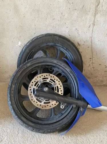 Vendo duas rodas mas paralama e Bengala da moto pcx.