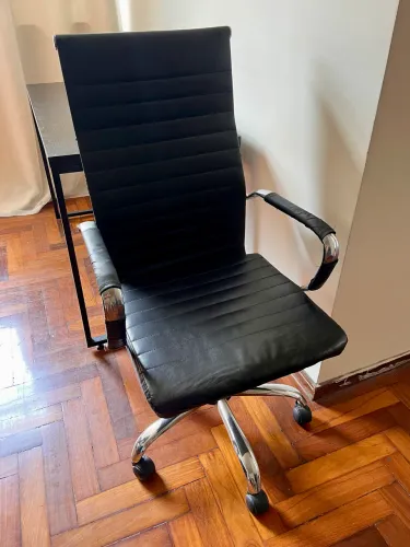 Cadeira Presidente Charles Eames Couro PU Preta Base Cromada - Seminova