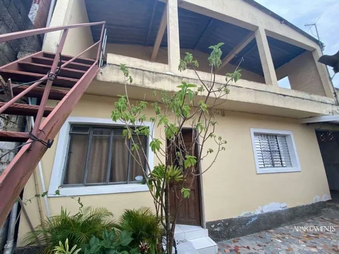 Terreno com 3 Casas com 3 vagas de carro e moto.