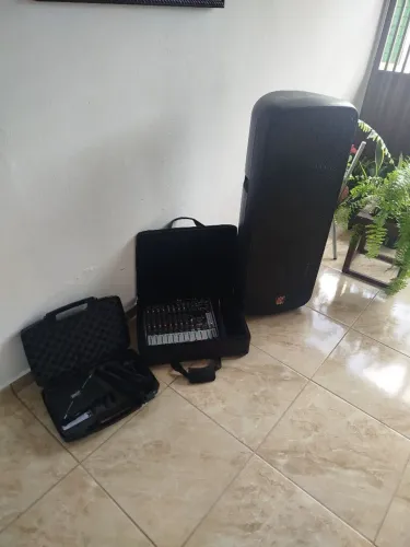 Caixa de som + mesa e microfones