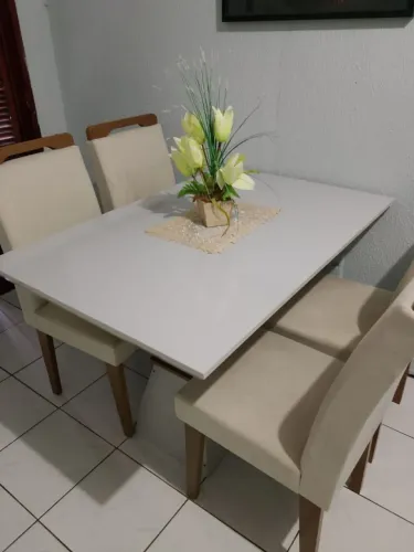 Mesa de jantar e um guarda roupa pequeno