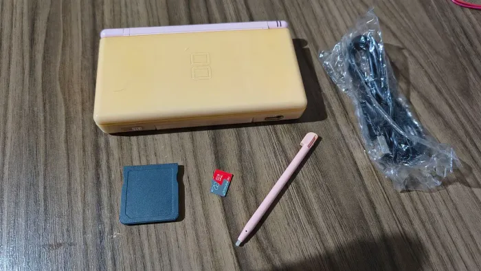 Nintendo DS lite rosa, pronto para jogar