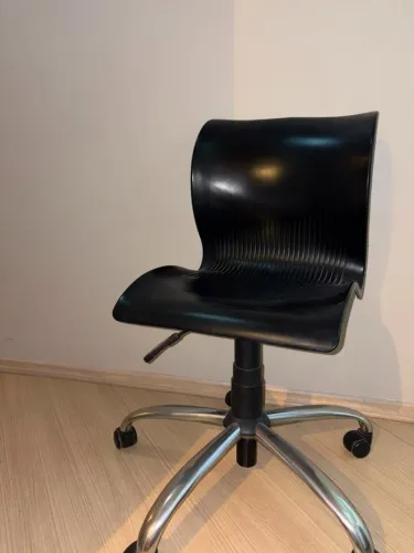 Cadeira de Escritório Giratória com Regulagem de Altura e Base Cromada