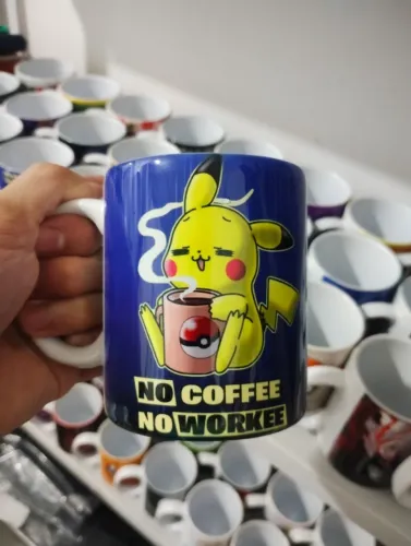 Caneca (Porcelana) Pikachu Sem Café, Sem Trabalho - NerdDog Store - Pokemon Frase Meme