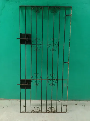 Vendo uma grade de ferro para porta em perfeito estado 