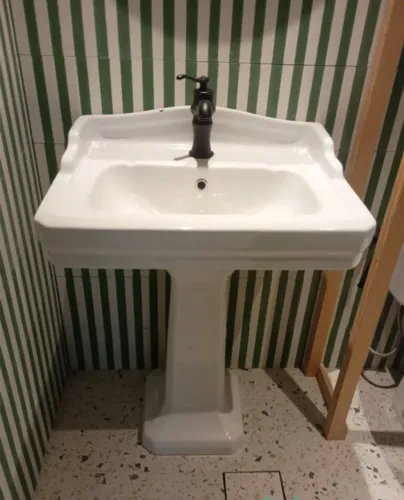 Lavatório Celite clássica com coluna e torneira misturador.