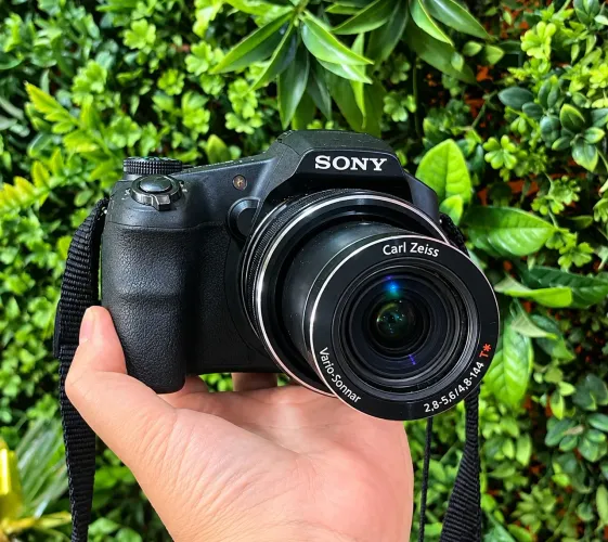 Vendo Camera digital SONY HX100 preta 16.2 MP + 30x zoom + FulIHD +cartão memória 2GB