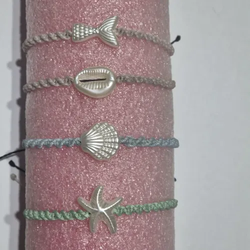 Pulseiras macramês com miçangas do mar