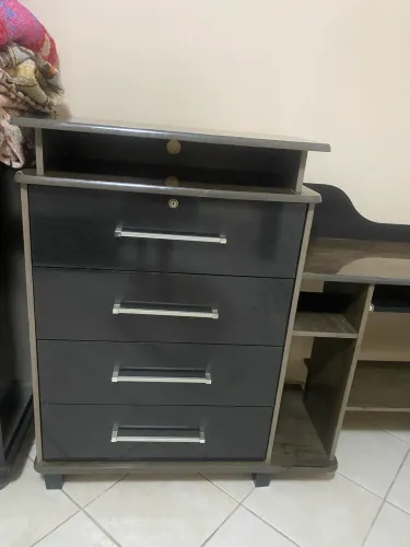 Cômoda novíssima, gavetas grandes e fundas, com fechadura.