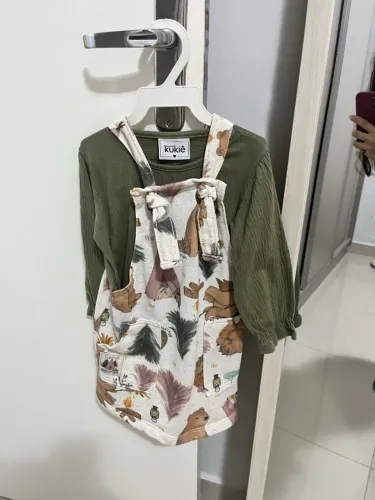 Vestido Jardineira Kukie com bata novinhas