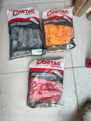 Cunhas para pisos usados em niveladores