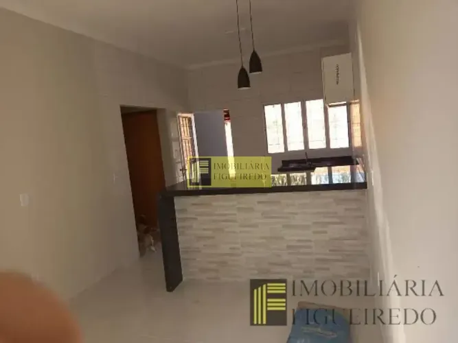 Casa em Cedral à venda com 2 quartos sendo 1 suíte, portão eletrônico e vaga de garagem.