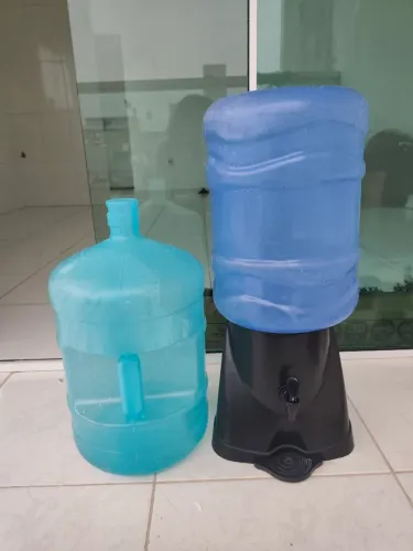 Vendo filtro de água acompanhado de dois galoes
