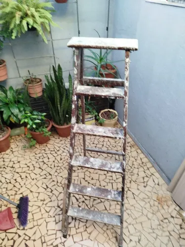 Escada De Madeira Com Degraus Firmes E Resistentes