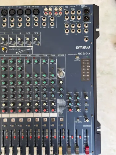 Mesa de Som Yamaha MG166CX - Excelente condição
