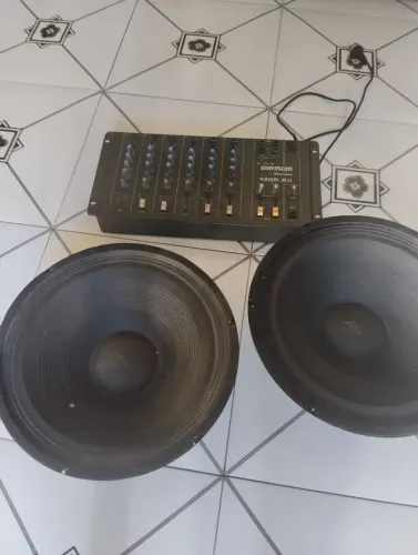 Alto falante e mesa de som *