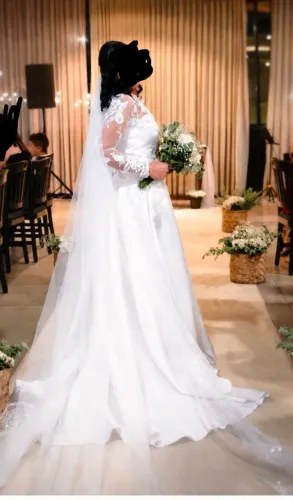 Vestido de noiva com véu 