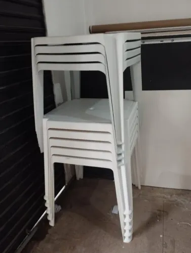 Mesa plástica branca com 4 cadeiras/