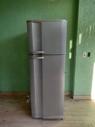 Geladeira Electrolux 380 litros completa gelo seco funcionando perfeitamente todas peças