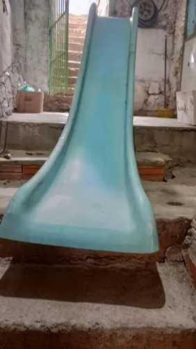 Escorregador para piscina no estado