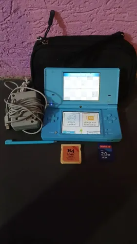 Nintendo DSi Azul Oceano + Cartão R4 + Cartão SD 2GB + Carregador original+ Caneta e Case