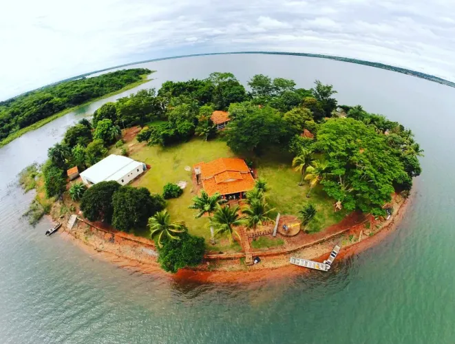 Casa em Ilha mobiliada com 4 suítes à venda no Lago de São Simão