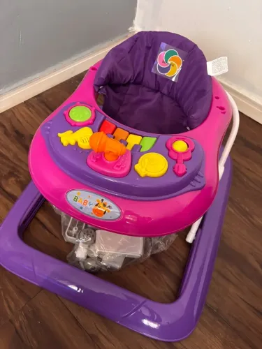 ANDAJA MUSICAL COM BRINQUEDOS MENINA