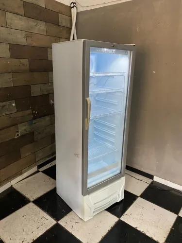 Expositora de bebidas novinha 110v entrega grátis 