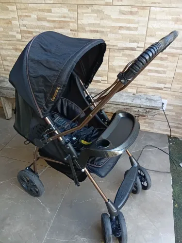 Carrinho de bebê pouquíssimo usado.