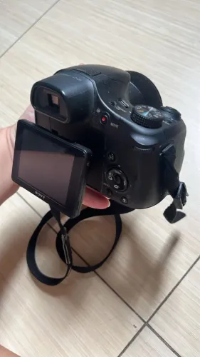 Máquina Sony Profissional DSC H300 Top de linha preto com visor retrátil 