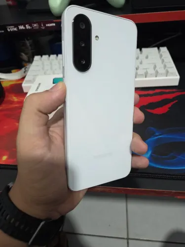 Galaxy A26 branco. 8Gb + 256Gb armazenamento. Sem detalhes.