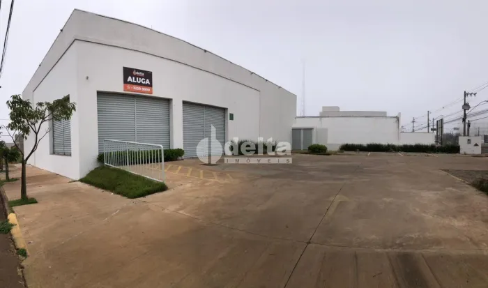 Loja disponível para locação no bairro Novo Mundo em Uberlândia-MG.