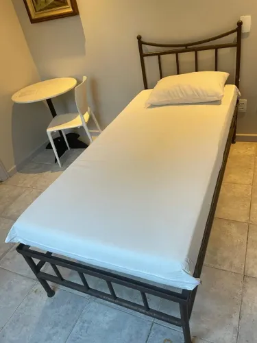 Cama de solteiro em aço corten mais mesa de cabeceira 