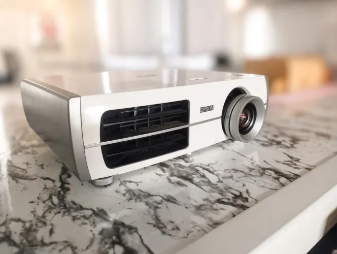 Projetor Epson PowerLite Home Cinema 8350 Full HD - apenas 590 horas de uso
