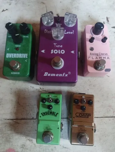 Pedais de guitarra em bom estado