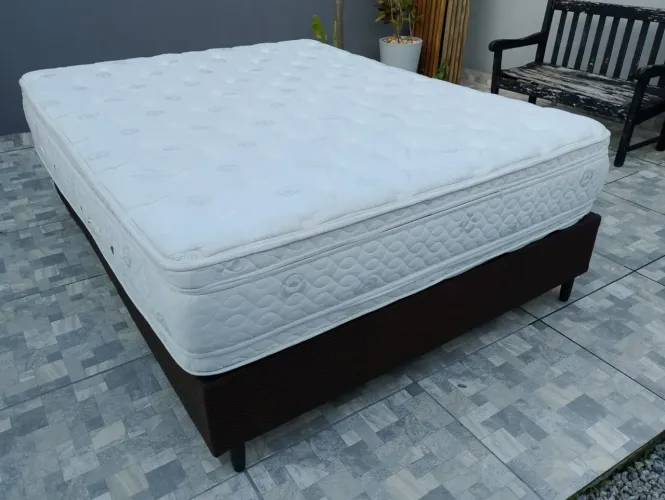 Excelente Cama Box Queen Size/BASE NOVA NO SACO E ÓTIMO COLCHÃO