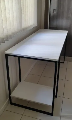 Mesa/Escrivaninha usada em MDF