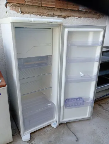 Vende se uma geladeira