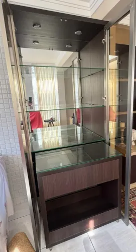ESTANTE EM MDF COM BAR/CARRINHO E PORTAS DE ESPELHO FUMÊ. A:2,03m;L:0,94cm;P:0,44cm