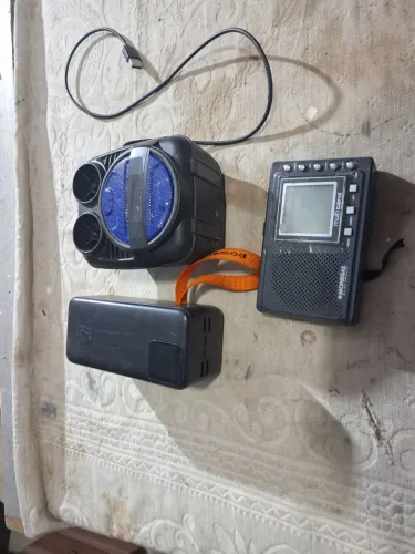 Lote com 2 rádios e um carregador. Nao testei 